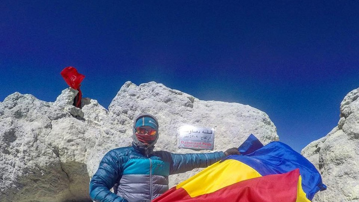 Un român a dus steagul național pe cel mai înalt vârf din Orientul Mijlociu, la 5609 metri