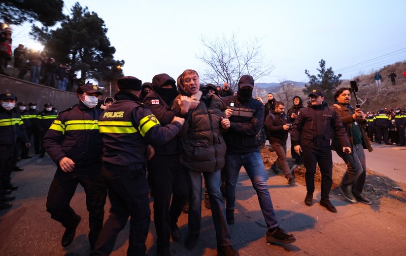 Protestele pro-UE au degenerat în Georgia. Liderul opoziției, arestat după o bătaie între manifestanți și Poliție