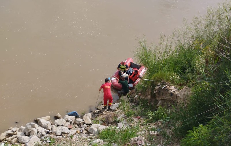 Intervenție cu elicopterul SMURD pentru salvarea unor tineri care au căzut cu mașina în râul Someș. Unul dintre ei a fost salvat