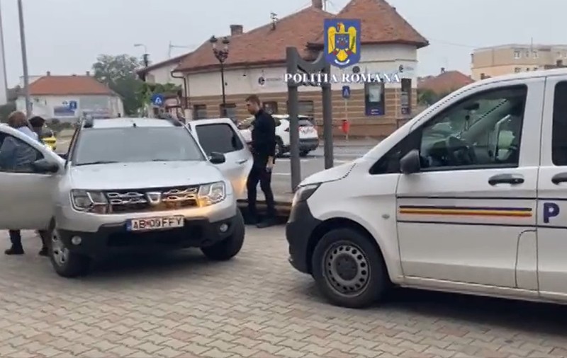 Percheziții în Alba, la persoane care ar fi folosit cardurile unui bătrân pentru a plăti online jocuri de noroc