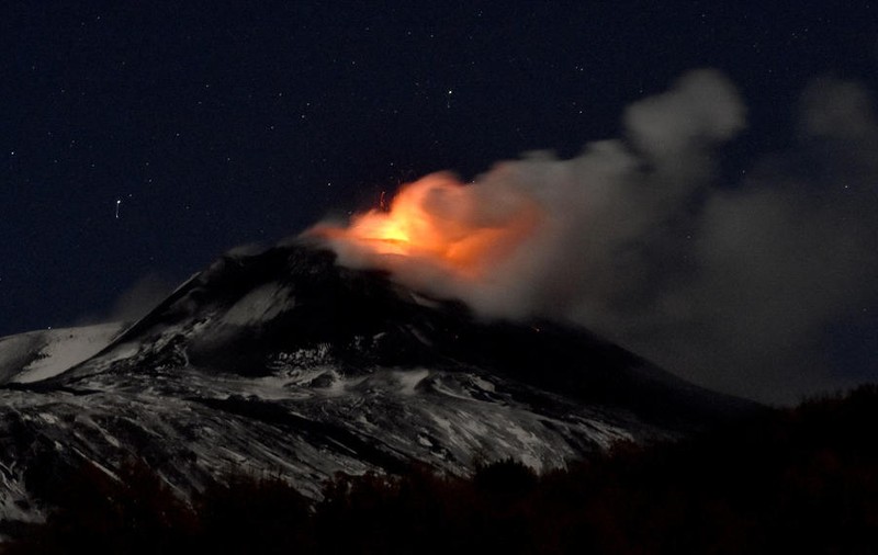 „Ploaia neagră” a acoperit localitățile de lângă Etna. Cum arată așezările de la poalele vulcanului, după ultima erupție