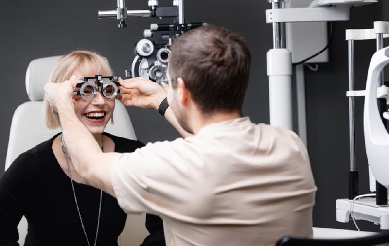 Care este diferenţa dintre oftalmologie şi optometrie