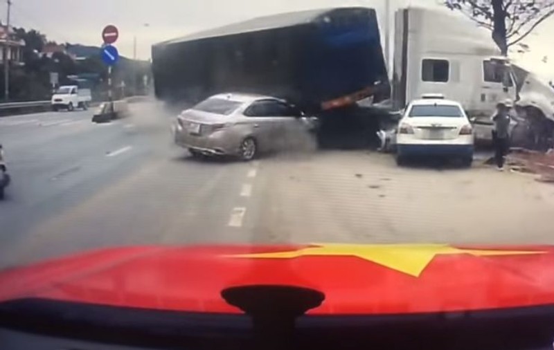 VIDEO | Momentul dramatic în care o mamă își salvează copilul de la moarte, în timpul unui accident șocant
