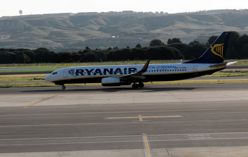Ryanair cere autorităților europene să limiteze consumul de alcool în aeroporturi la două băuturi per pasager