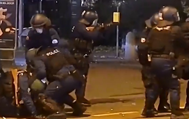 Poliția din Berna a folosit tunuri de apă și a tras cu gloanțe de cauciuc, în timpul unui protest contra restricțiilor. 80 de persoane au fost reținute