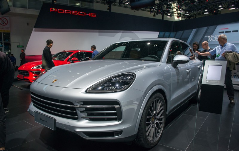 Refugiatul ucrainean trebuie să returneze ajutorul de 72.000 de euro, după ce a fost prins că are Porsche, în Elveția: „Care sărăcie?”
