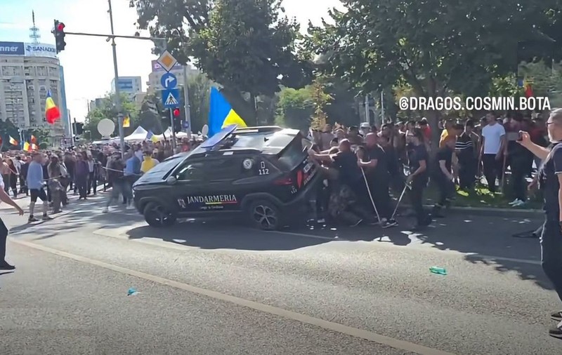 Dusterul Jandarmeriei, imposibil de răsturnat de 10 huligani de la mitingul oierilor. Foto: Instagram/ dragos.cosmin.bota