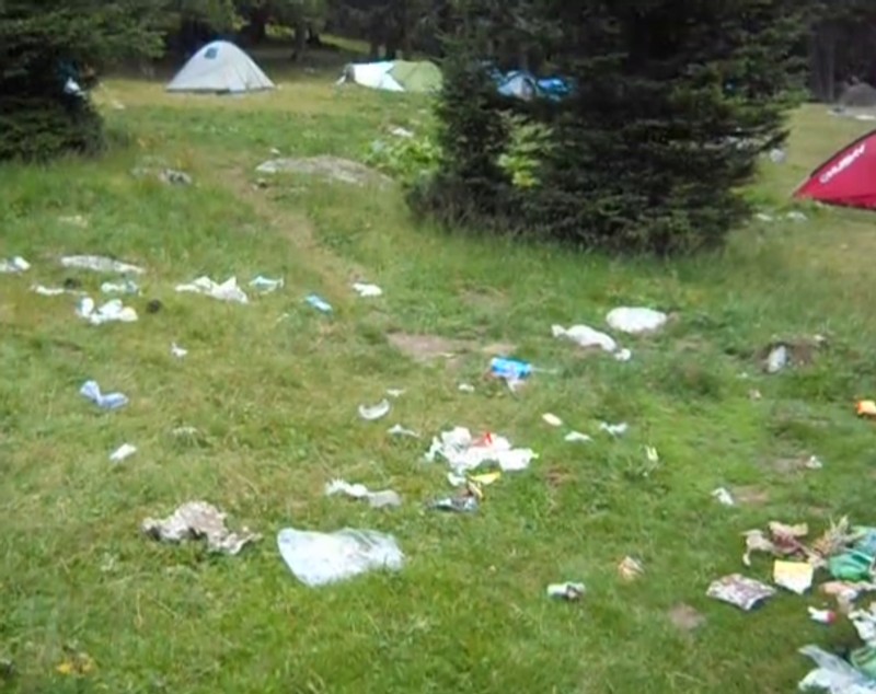 Poiana Pelegii din Munții Retezat, plină de gunoaie lăsate în urmă de turiști. Mesajul emoționant al unei fetițe, după ce a văzut mizeria