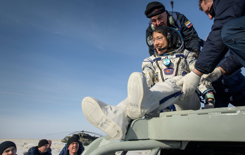 O astronaută a doborât recordul pentru cel mai mult timp petrecut în spațiu. Fotografiile uluitoare pe care le-a realizat în cele 328 de zile