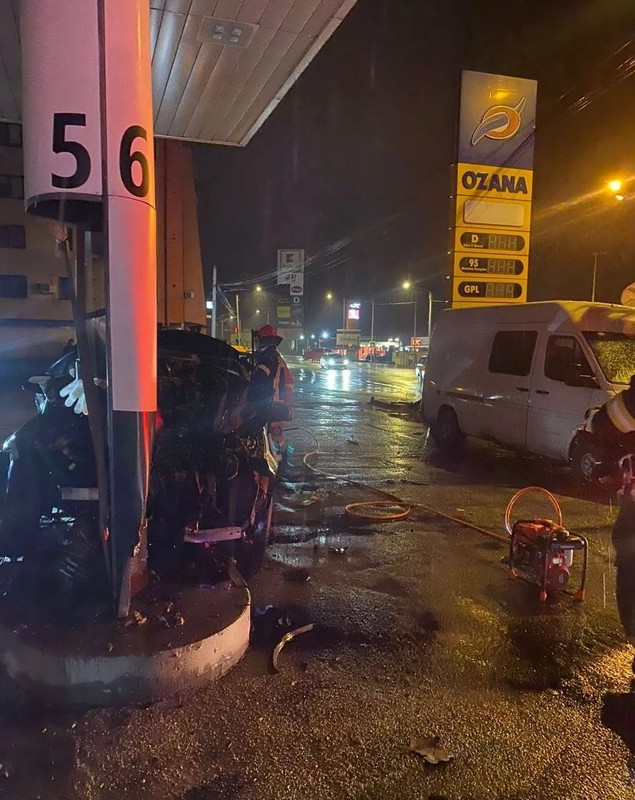 O șoferiță băută a intrat direct în pompa de benzină și a smuls-o de la locul ei, la Bistrița