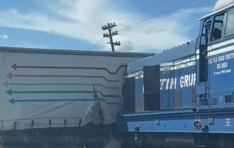 Un TIR încărcat cu îngrăşăminte chimice a fost lovit de o locomotivă, în Timiş