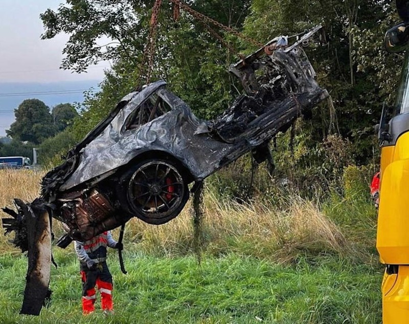 Un bărbat și fiul său au murit carbonizați, după ce mașina lor a fost aruncată la 250 de metri de șosea. Cei doi participau la o cursă ilegală