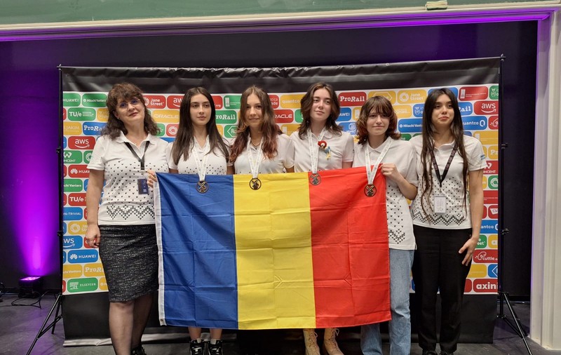 Patru eleve din România, medaliate cu argint și bronz la Olimpiada Europeană de Informatică pentru fete