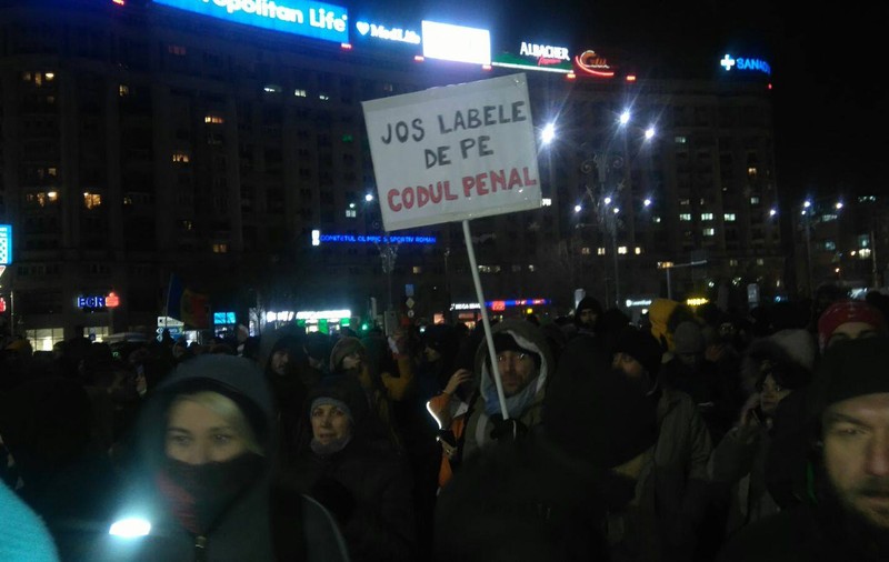 Câteva sute de persoane au protestat din nou, joi seara, faţă de proiectele de ordonanţă vizând graţierea
