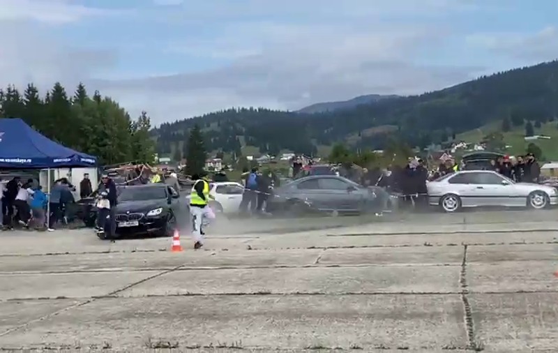 Accident la un raliu din Suceava. Un tânăr a fost rănit de o maşină scăpată de sub control
