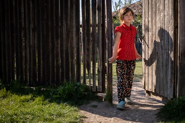 Georgiana primeşte caietele de vacanţă la poartă, de la învăţător