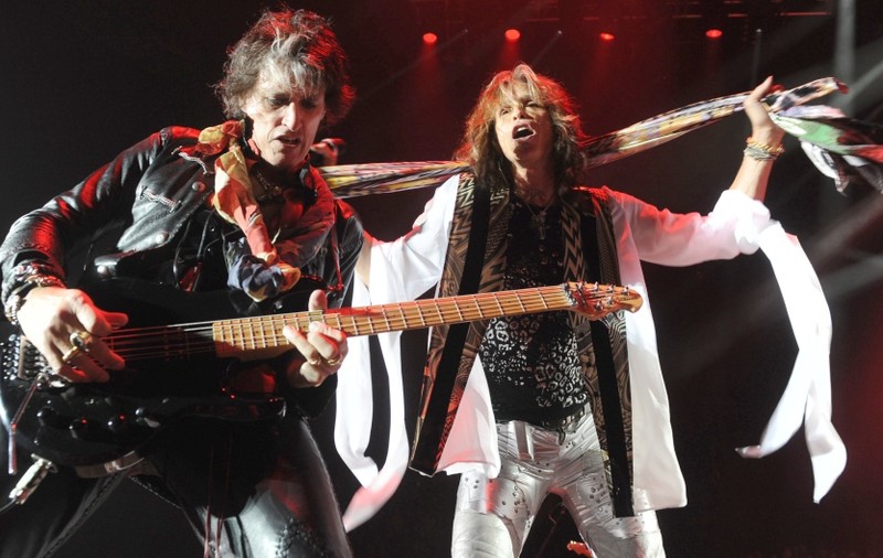 Un fan Aerosmith i-a întâlnit pe membrii trupei ca răsplată pentru participarea la 100 de concerte 