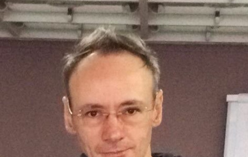 Ce i-a crescut părul lui Mihai Albu după implant. Cum arată designerul