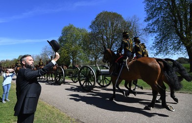 Un bărbat salută Trupele regale de artilerie călare care sosesc la castelul Windsor FOTO: EPA