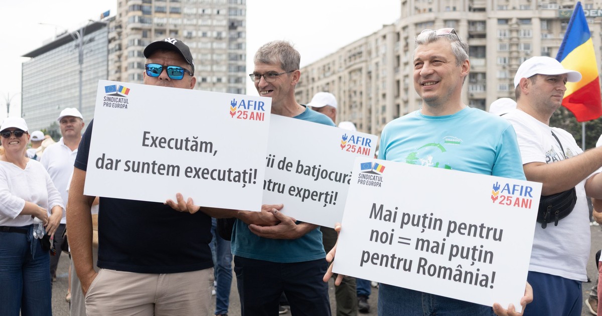 Salariati din mai multe institutii protesteaza fata de masurile de austeritate bugetara anuntate de premierul Ilie Bolojan, in Piata Victoriei din Bucuresti