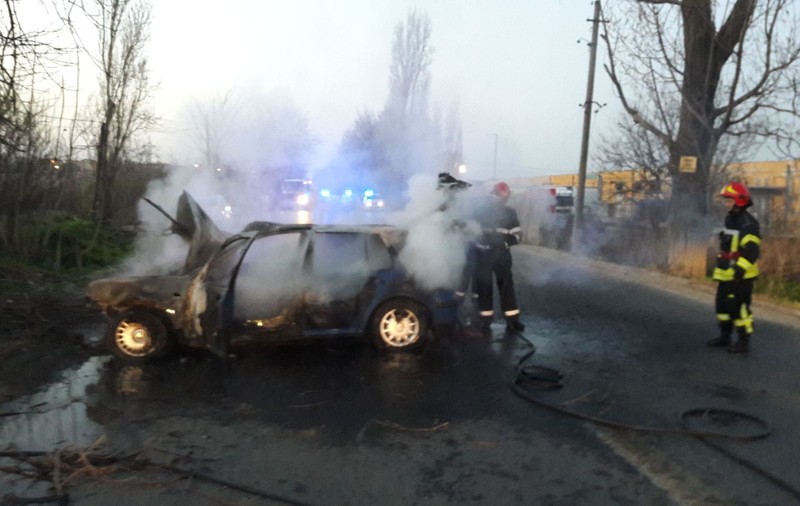 O mașină a luat foc pe Centura Bucureștiului. Șoferul a murit
