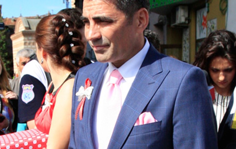 Cu şase fotomodele. Uite CUM SE DISTREAZĂ Marcel Toder într-o zi de luni