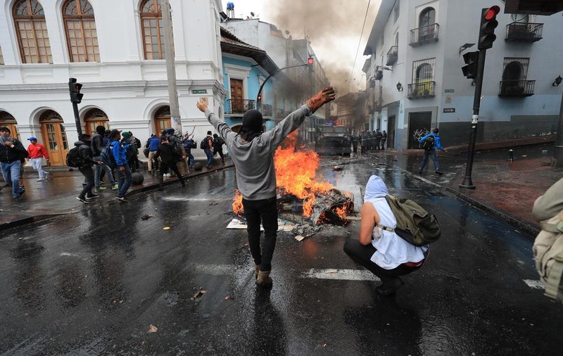 Proteste violente în Ecuador. Președintele a declarat stare de urgență