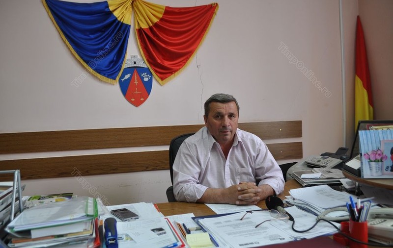 Un primar din Bistriţa-Năsăud și trei subalterni, reținuți după ce au dat adeverinţe false pentru reședință şi câte 700 de lei în schimbul votului