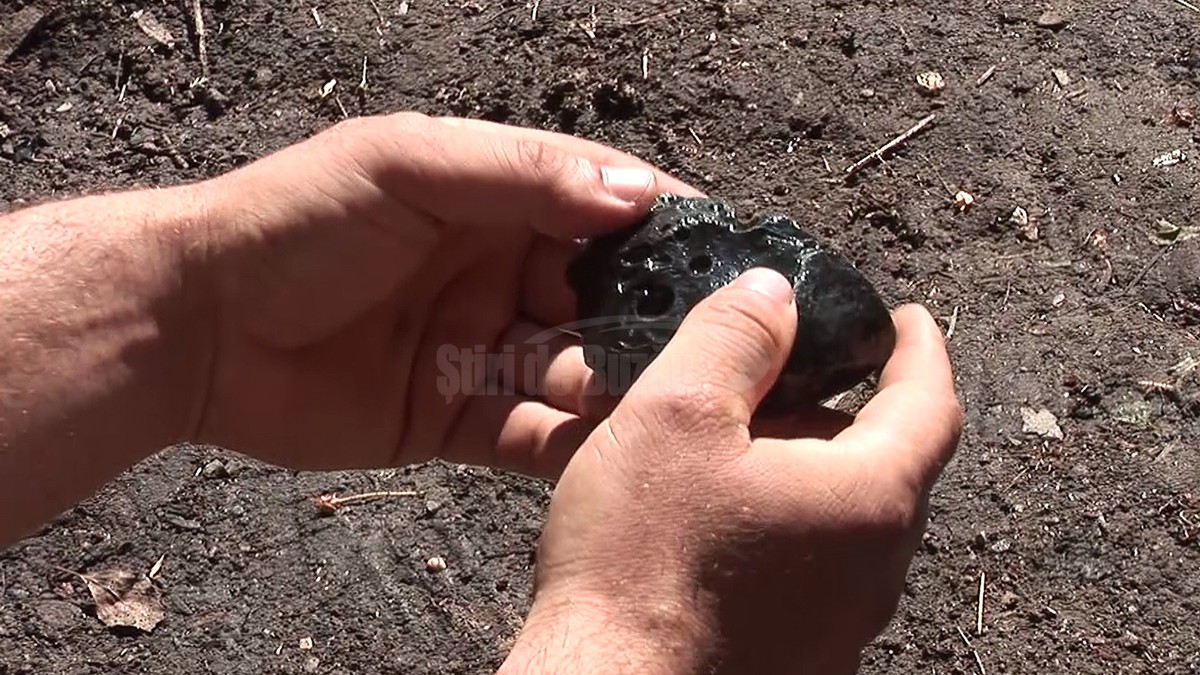 Bucată de meteorit descoperit într-o grădină din Buzău