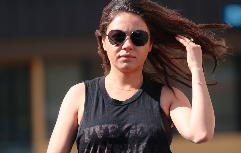 ÎN SFÂRŞIT I SE VEDE! Mila Kunis ÎŞI ARATĂ BURTICA DE GRAVIDĂ! FOTO