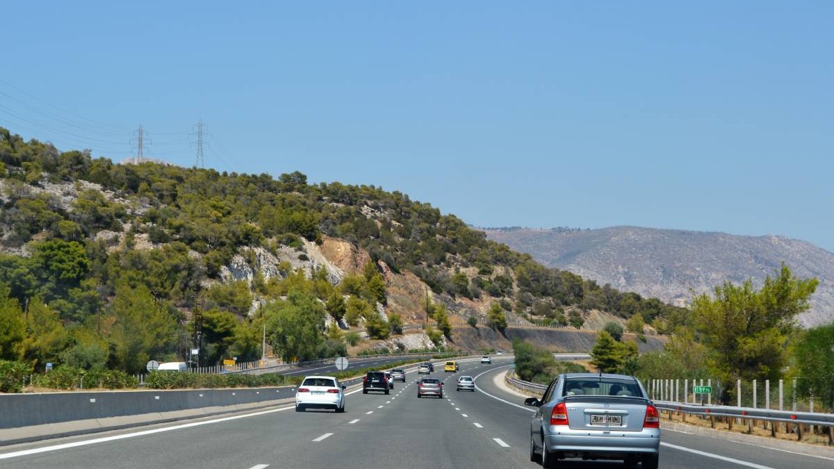 O autostrada din Grecia mașinile circulă pe drum, nu este aglomerat