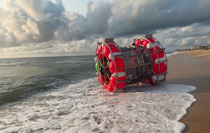Încercarea extremă a unui sportiv: a vrut să „meargă pe apă” din Florida până în New York, într-o „roată de hamster”