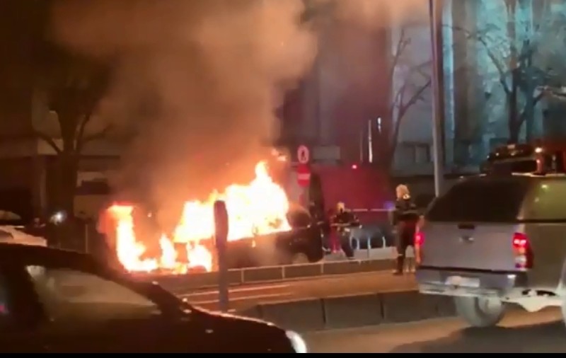 O mașină a luat foc pe stradă în București!
