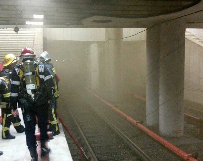 UPDATE / Circulația metroului pe magistrala Berceni-Pipera a fost reluată. Pompierii au intervenit după ce a ieșit fum din tunel / FOTO
