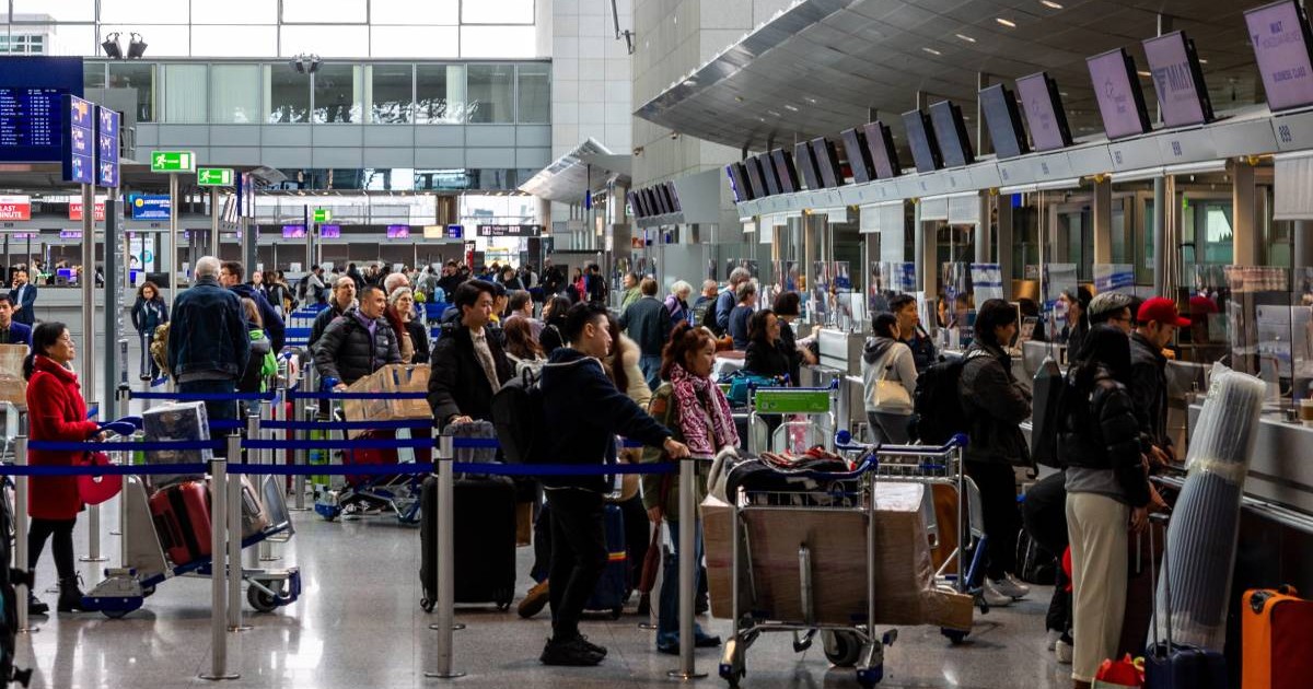 coada de persoane in aeroport
