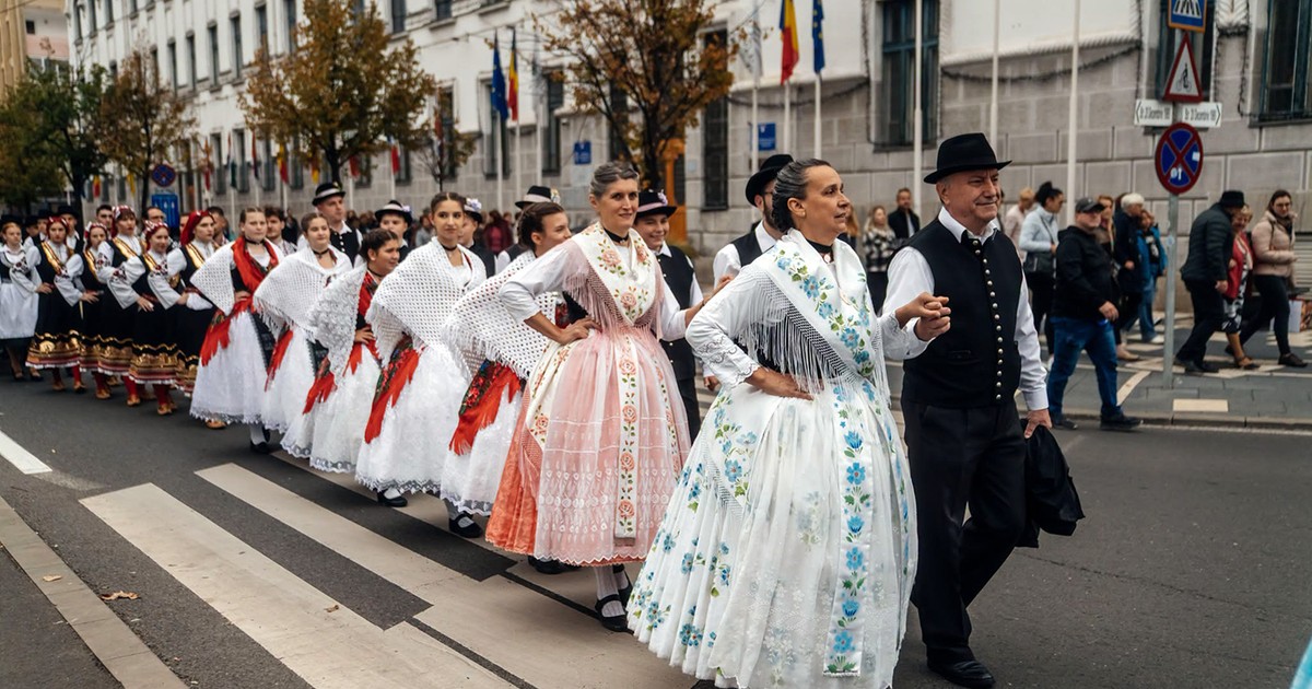 Perechi de dansatori pe o strada din Timisoara