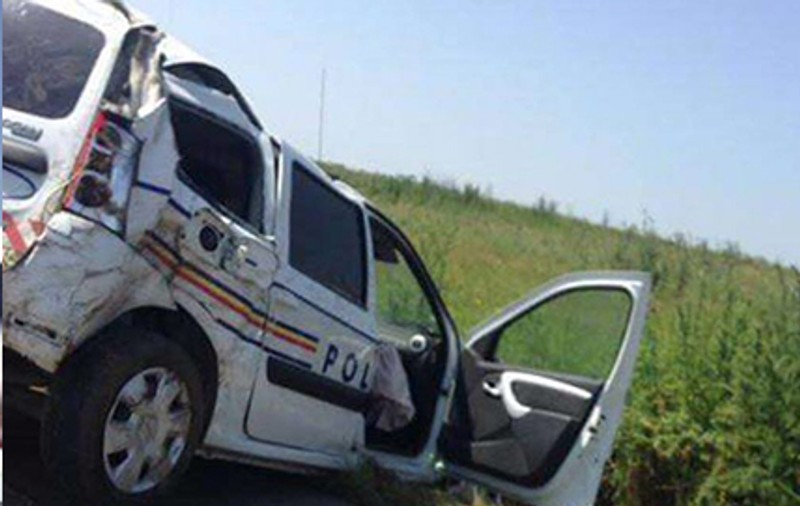 O mașină de poliție cu radar s-a răsturnat în județul Ialomița