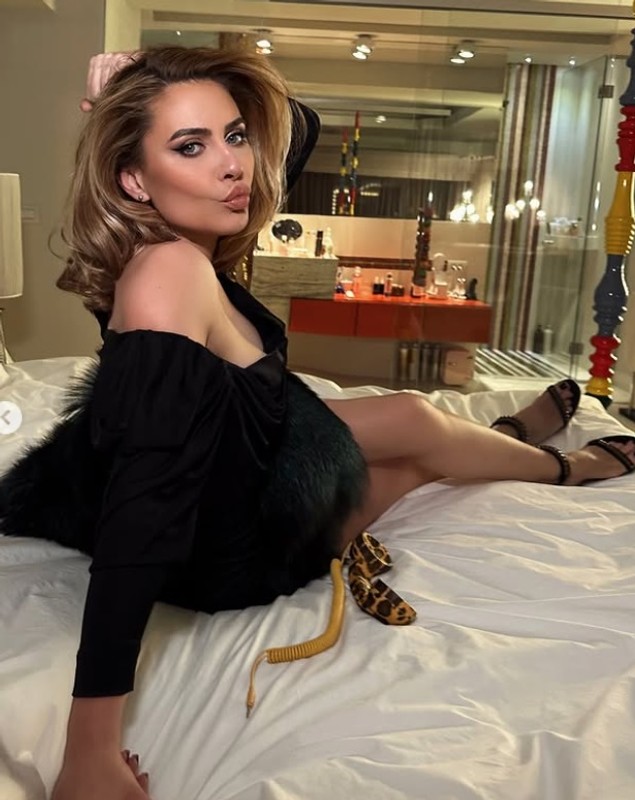 Imagini din casa Adinei Buzatu, care muncește de la 14 ani. Are un dormitor decorat extravagant, cu tapet, și un dressing spectaculos