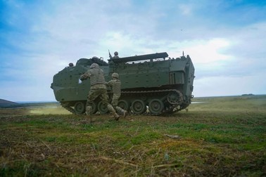 AAV-7 dispune de o turelă echipată cu o mitralieră grea M2 de calibru 12,7 mm și un aruncător de grenade automat MK-19 de 40 mm. Foto: Facebook / MApN