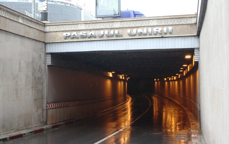 PRĂPĂD ÎN CAPITALĂ! PASAJUL UNIRII INUNDAT, în urma FURTUNII de duminică DIMINEAŢĂ