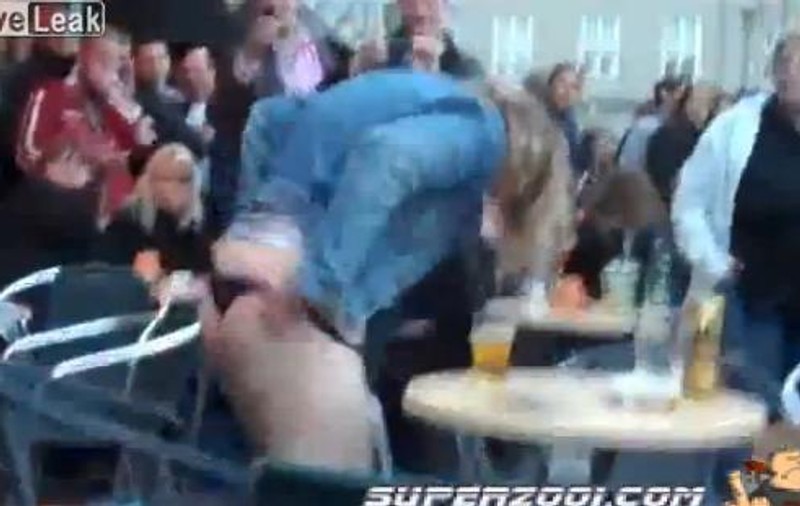 Gest detestabil! A băut până a crezut că scaunul de la bar este vasul de WC. Şi a făcut pipi în public!