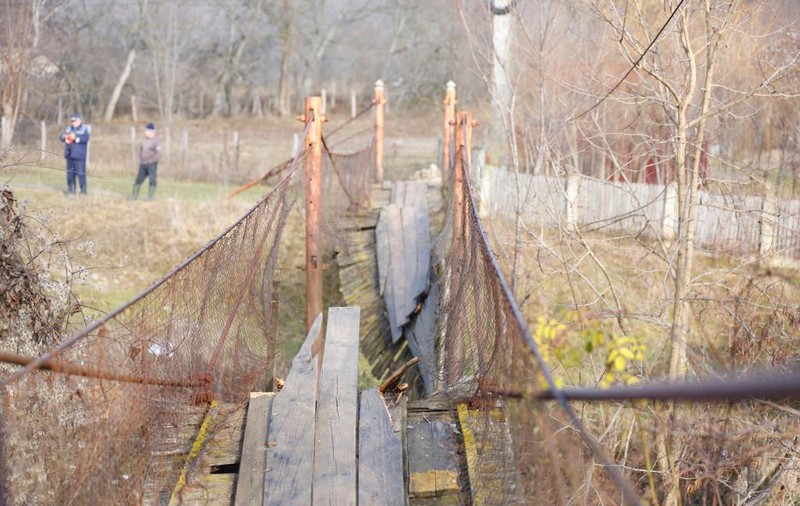 UPDATE/ Șase femei  au căzut în pârâu după ce puntea pe care o traversau s-a rupt. Starea victimelor (FOTO)