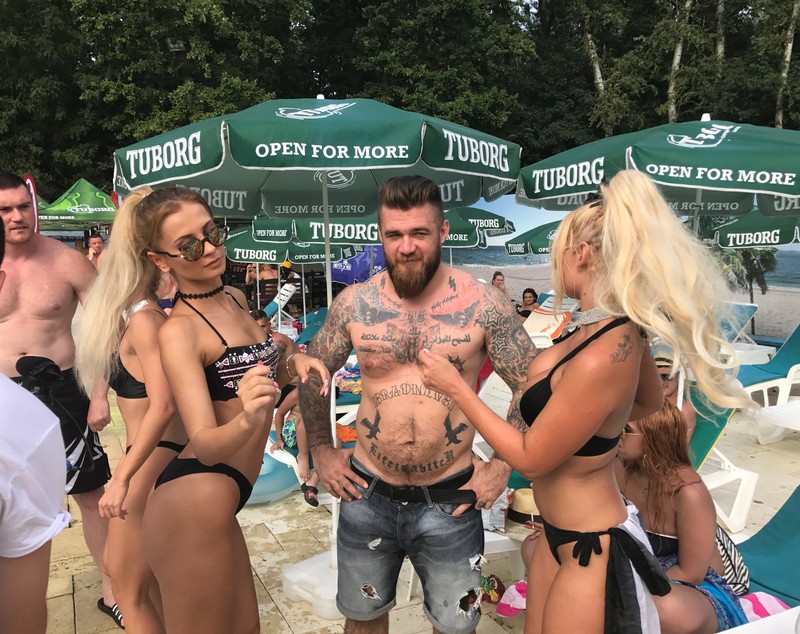Super-petrecere cu luptătorii Superkombat și fetele Sexy Kombat la hanul fostului patron al Rapidului