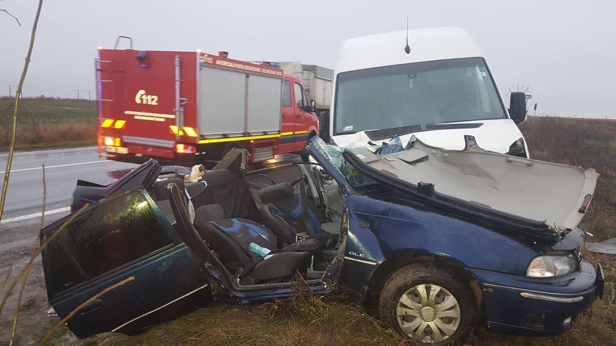 Șase răniți, după ce un autoturism și o autoutilitară s-au ciocnit pe DN 1B, în Buzău