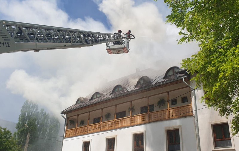 FOTO&VIDEO/ Incendiul de la Mânăstirea Rîmeț a fost stins după șapte ore