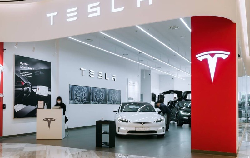 Tesla pierde locul 1 în Europa la vânzările de mașini electrice. Cine este noul lider