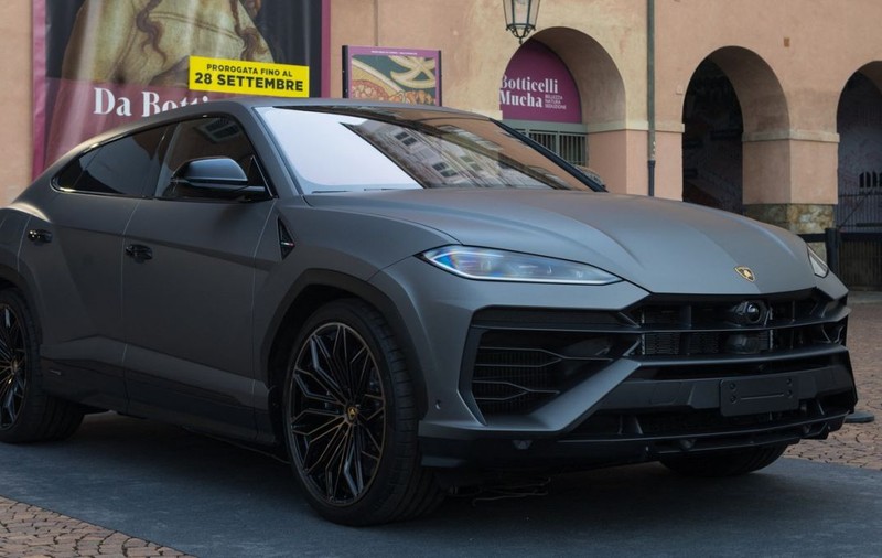 Câștiga salariul minim, dar avea Lamborghini Urus și vilă luxoasă cu piscină. Ce a descoperit poliția italiană în casa unui bărbat