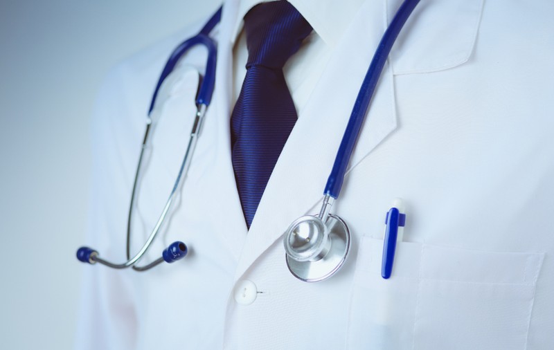 Un medic ORL-ist din Buzău, reținut pentru luare de mită. A cerut 1.500 de lei ca să opereze un copil