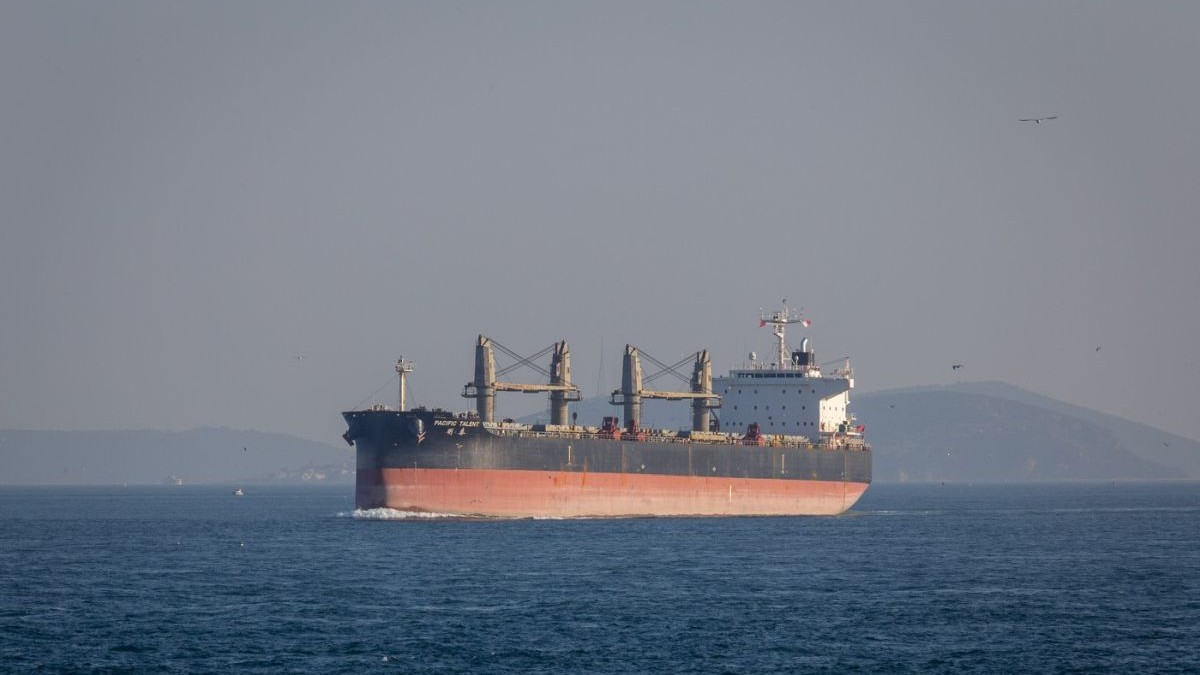 Petrolierele și navele de marfă tranzitează Strâmtoarea Bosfor din Istanbul, 16 martie 2026