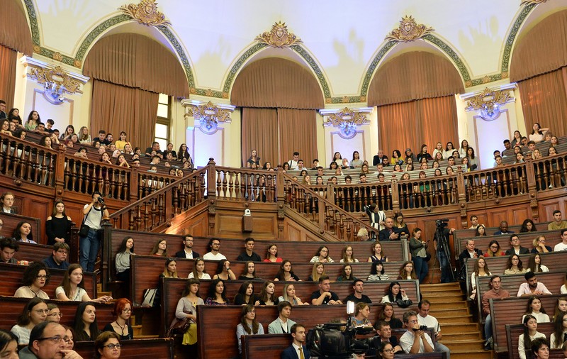 Care sunt secțiile pentru care universitățile de stat nu au suficienți profesori. Unele sunt exact cele unde românii sunt, teoretic, tari